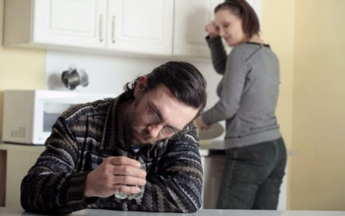 Как вести себя с алкоголиком: понимание, поддержка и помощь